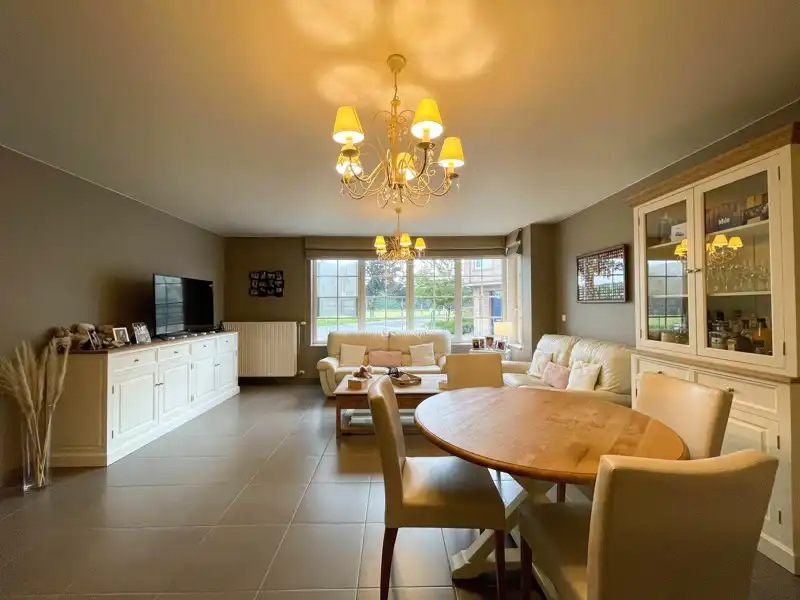 Modern appartement met 2 slaapkamers, terras en garage op centrale ligging te Wakken! foto 3