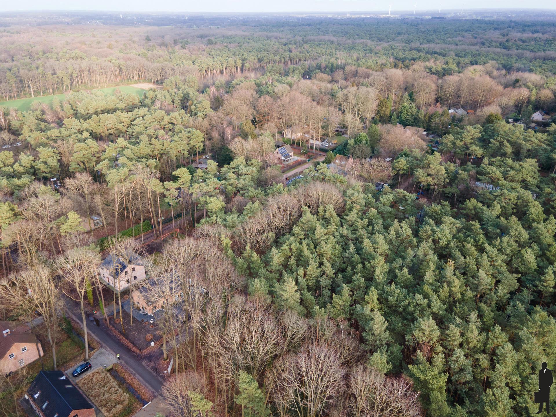 Perceel grond in bosrijke omgeving. foto 2