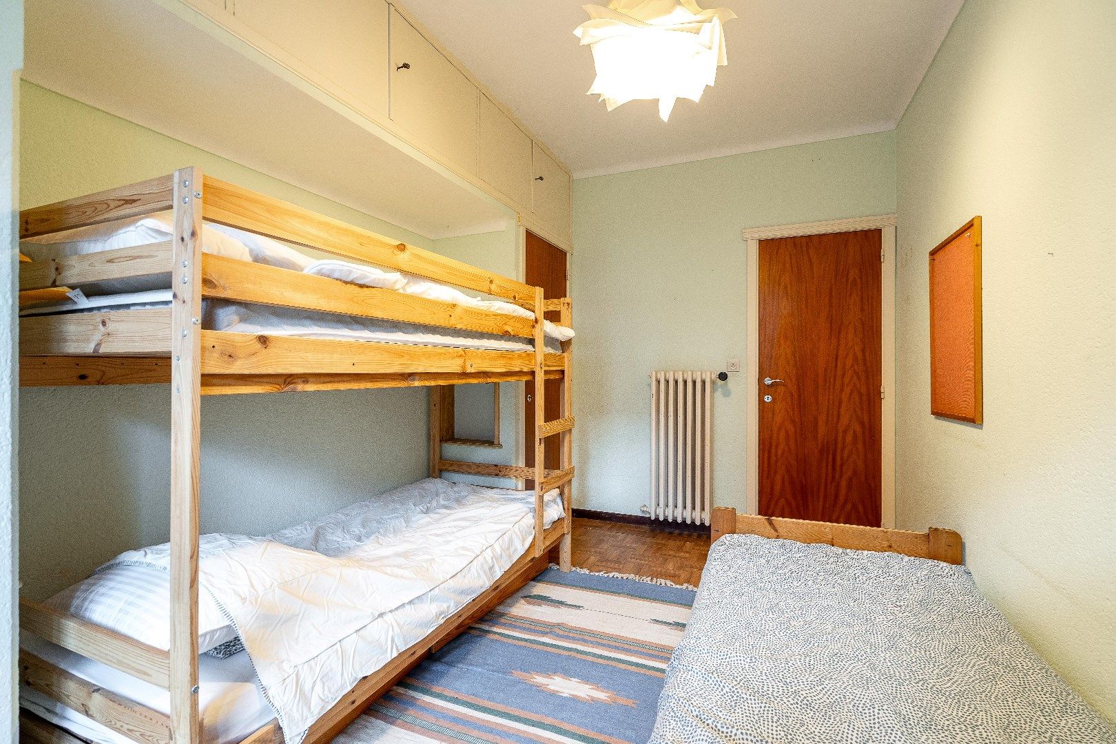 Te renoveren appartement gelegen in een kleinschalige residentie in een zijstraat van de Dumortierlaan. foto 15