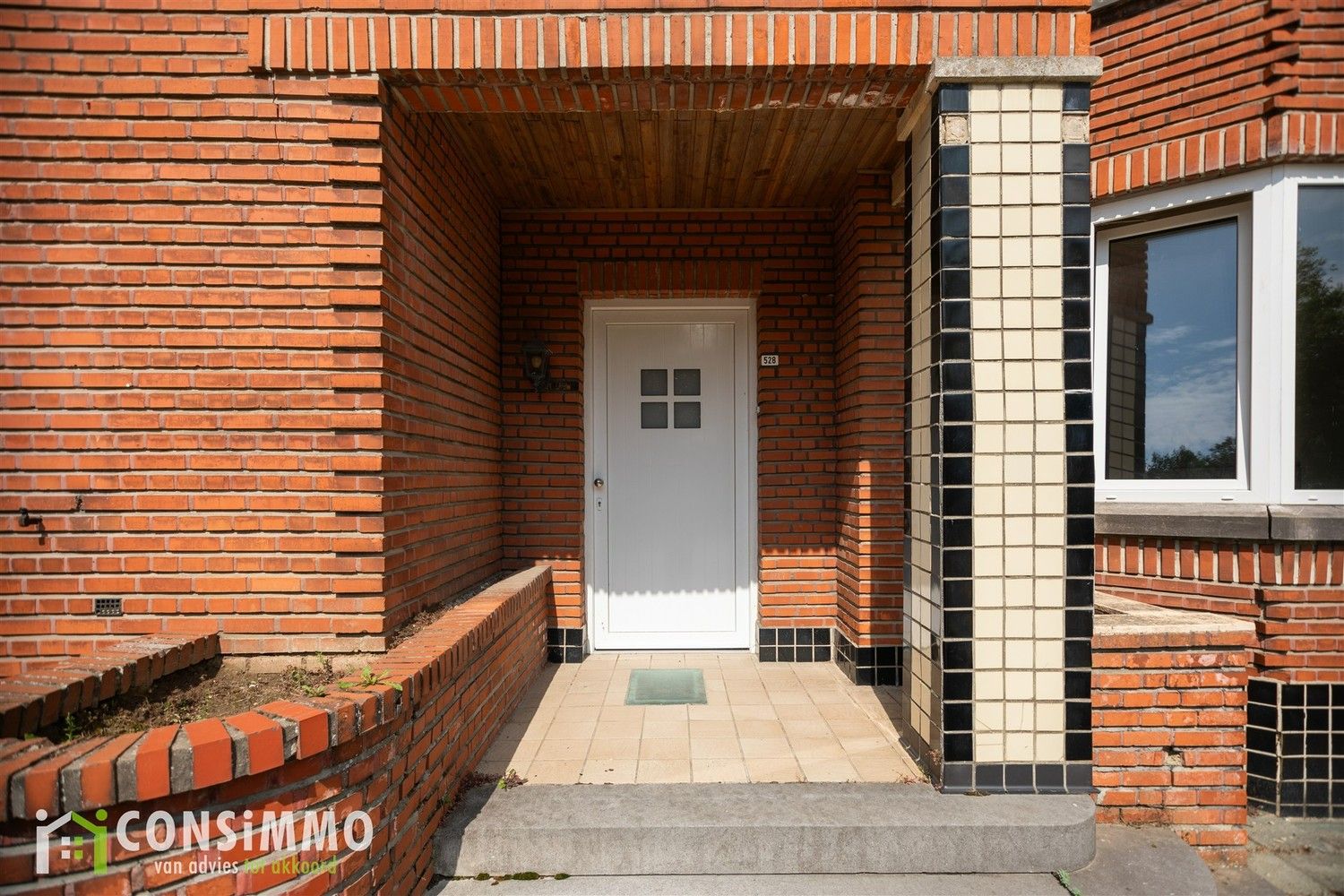 Te renoveren gezinswoning met loods en kantoorruimte op zichtlocatie in Sint-Truiden foto 3