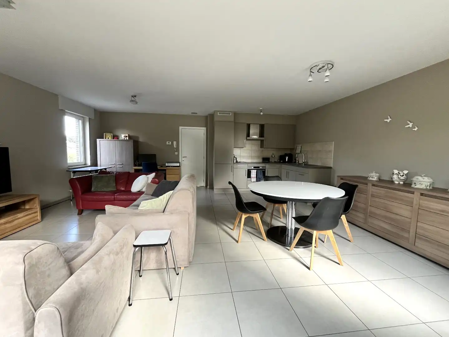 Comfortabel 2-slpk appartement met terras en garage foto 3
