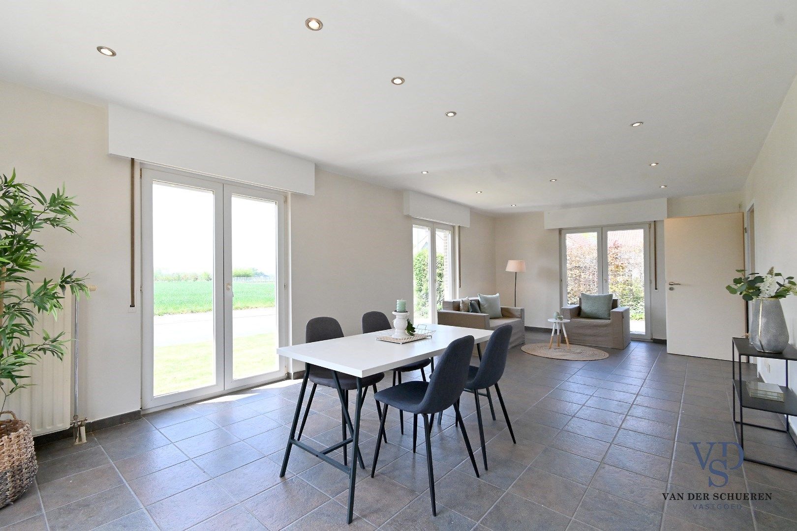 Bungalowwoning met afzonderlijke garage foto 4