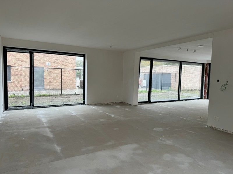 Exclusieve nieuwbouw villa met 3 slaapkamers op een perceel van 9 a en 64 ca. foto 41