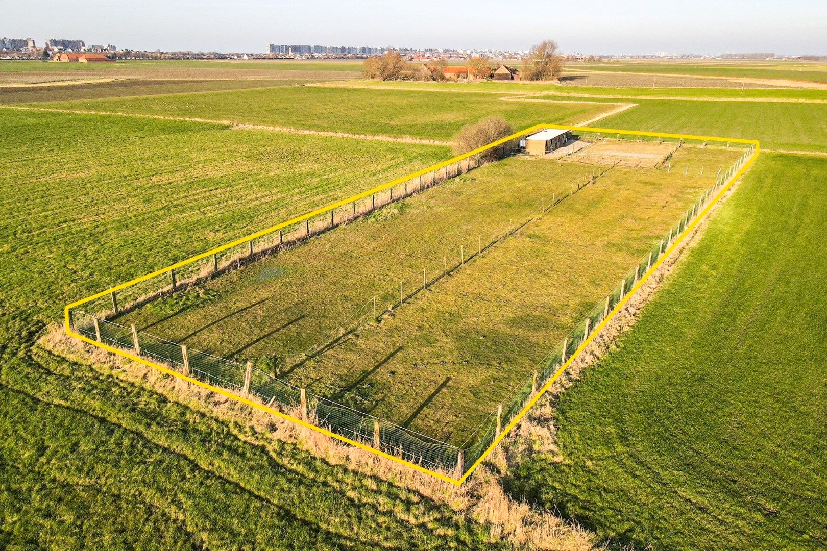  Mooi perceel weiland (2920 m²) met bijhorende paardenstalling op landelijke ligging te Westende foto 2