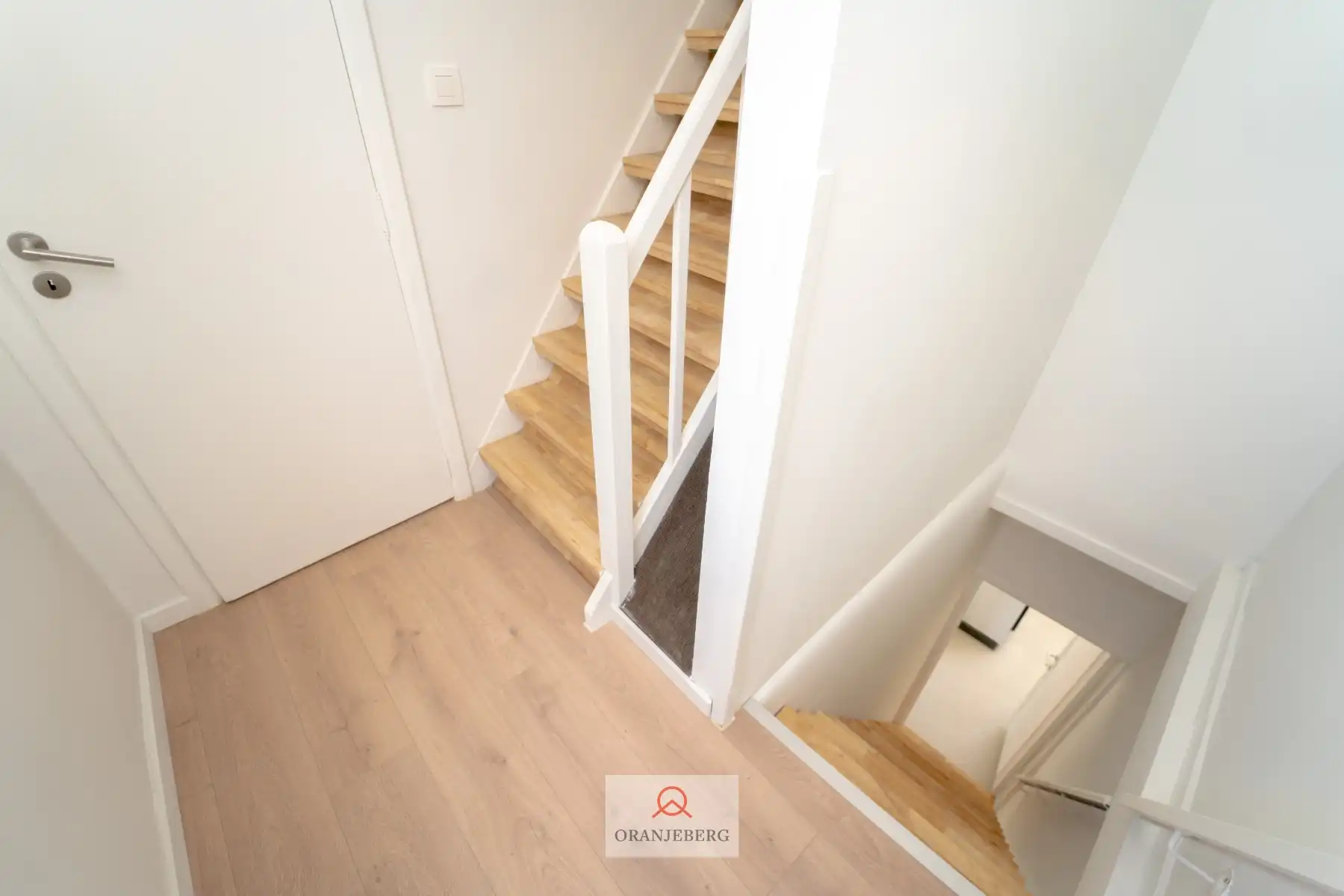 Gerenoveerde lichtrijke hoekwoning aan het water foto 24