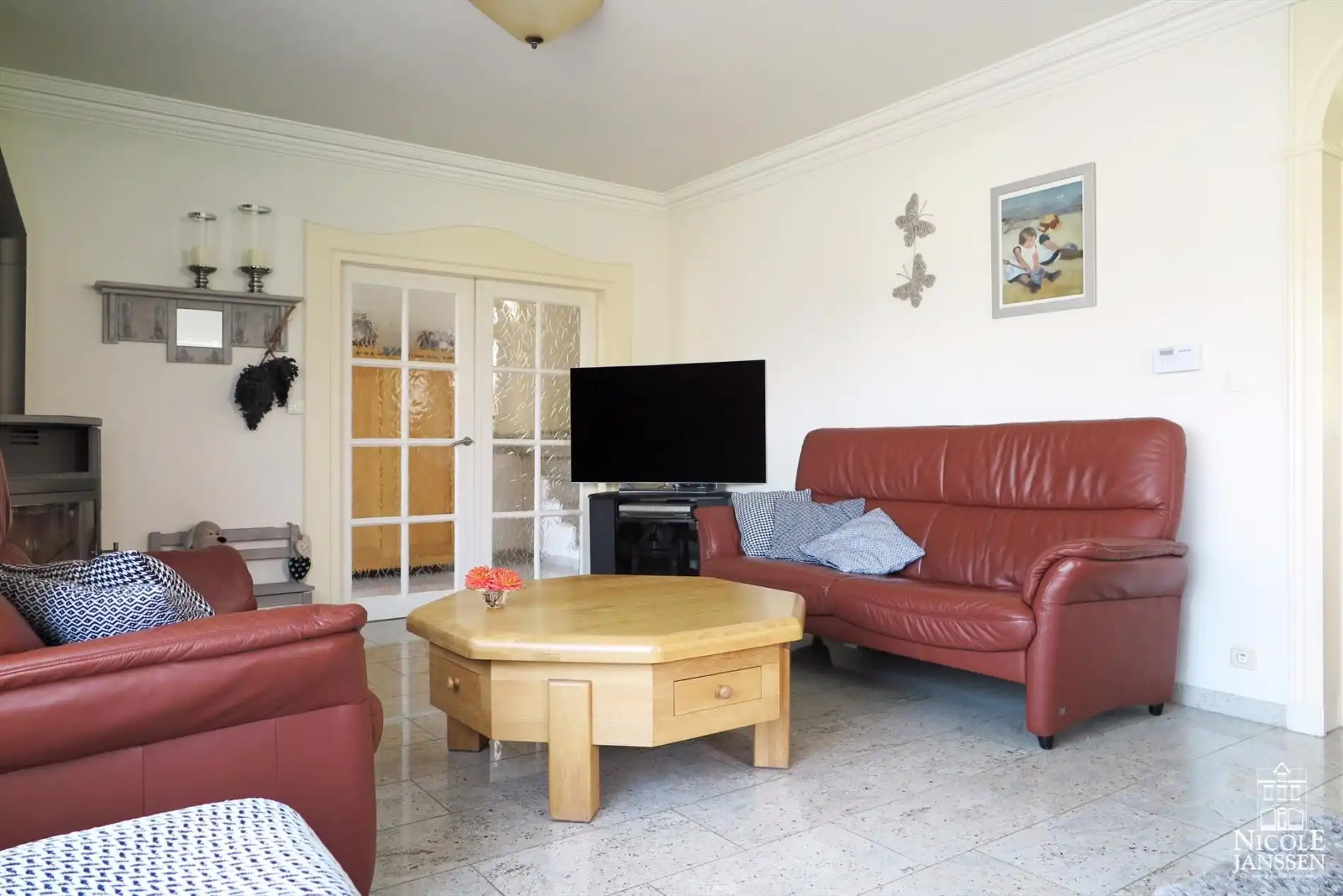 Praktisch split-level huis met mooi aangelegde tuin, zwembad en inpandige garage foto 8