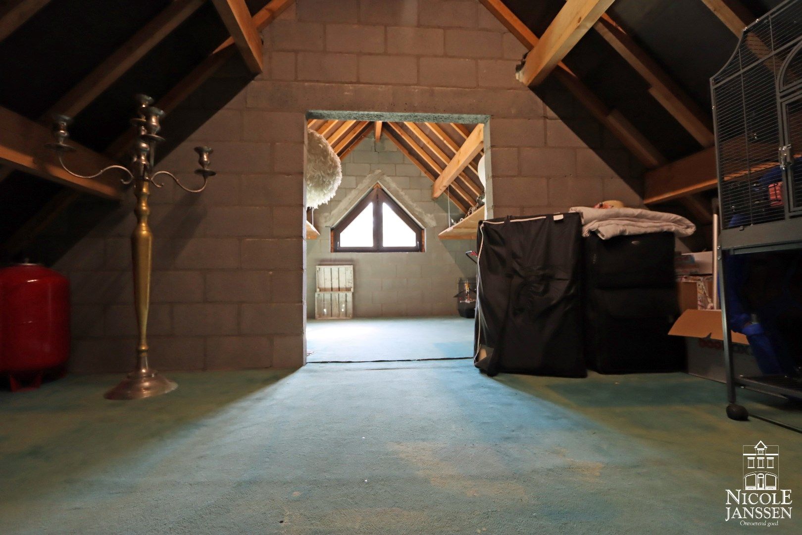 Instapklare gezinswoning met drie slaapkamers, twee badkamers, grote kelder en vrijstaande garage foto 20