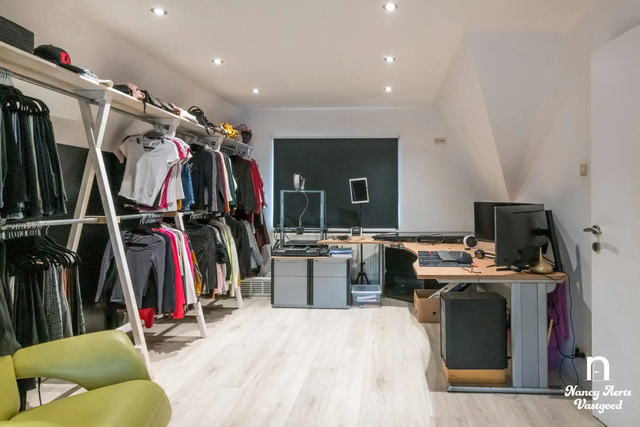 Veelzijdige woning met royale ruimtes en zwembad foto 36