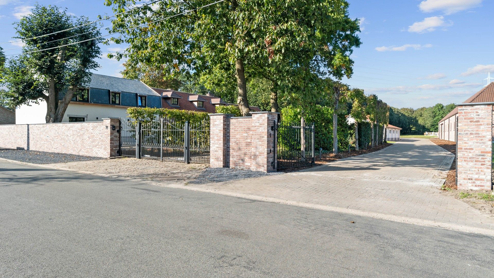 Exclusief landhuis met overdekte piste, buitenpiste en paardenstallen op circa 3 hectare foto 4