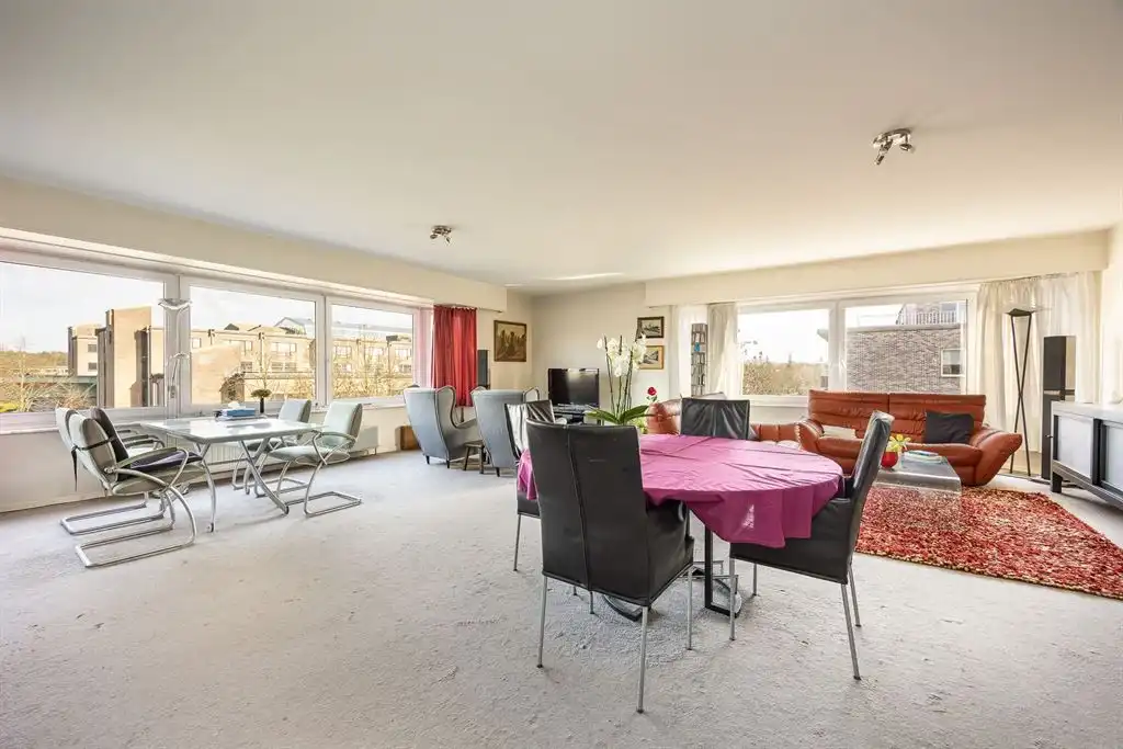 Groot hoekappartement met bijzonder veel lichtinval op de 3e verdieping foto 2