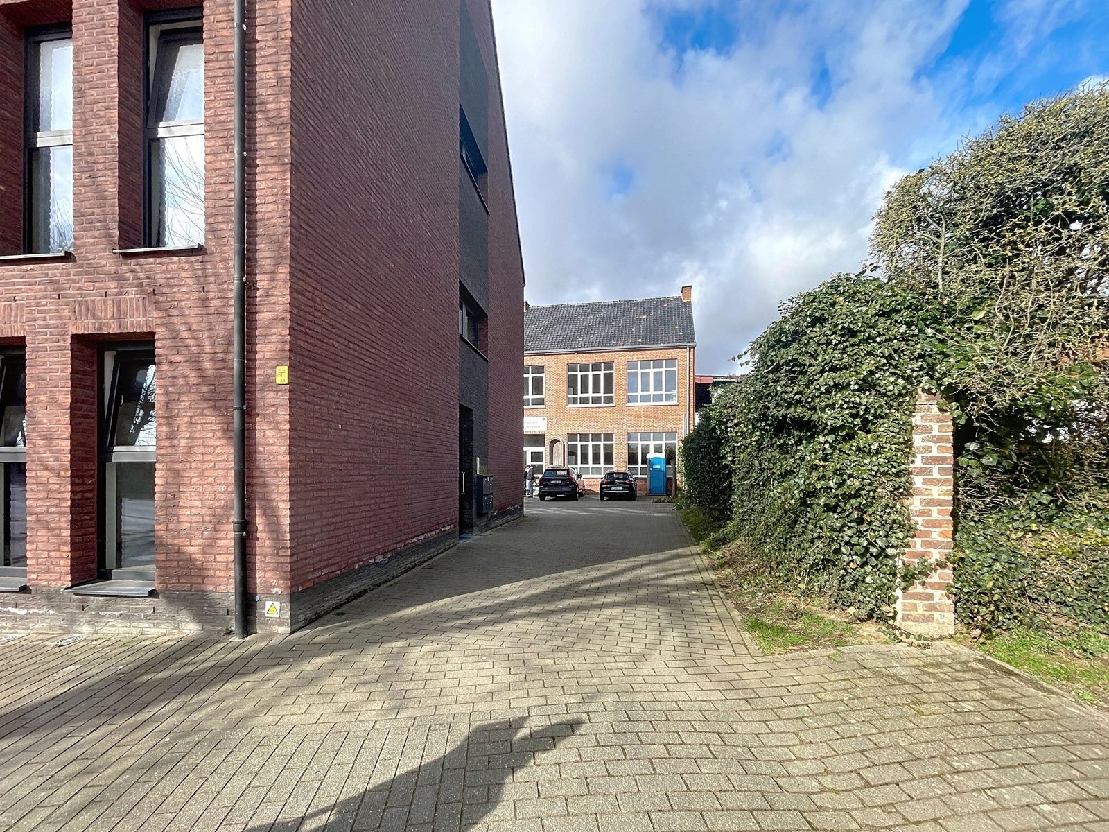 Multifunctioneel kantoorgebouw met parking foto 10