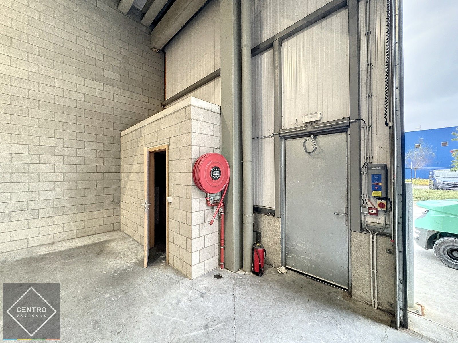 Instapklare OPSLAGRUIMTE (265m²) met toilet en hoge sectionaalpoort (gemakkelijk toegankelijk met grote vrachtwagens). Op industriezone "Herdersbrug" te Brugge. foto 4