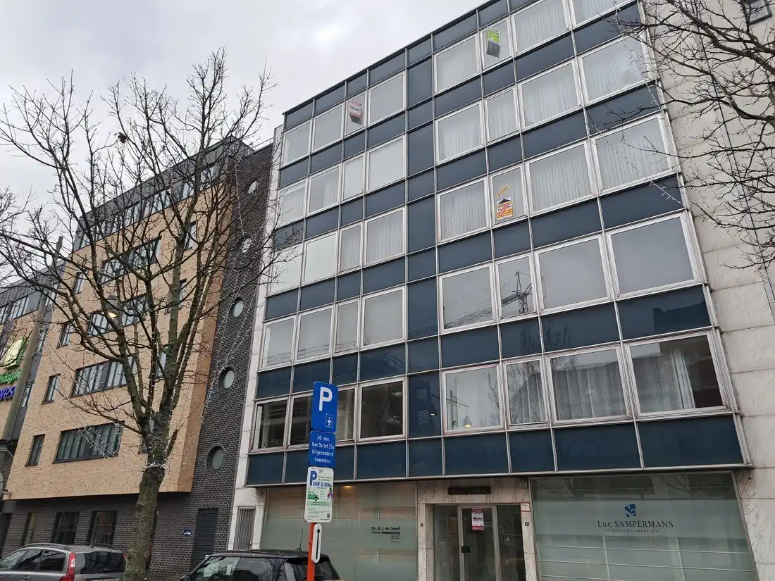 Ruim appartement met 3 slaapkamers te Hasselt centrum foto {{pictureIndex}}