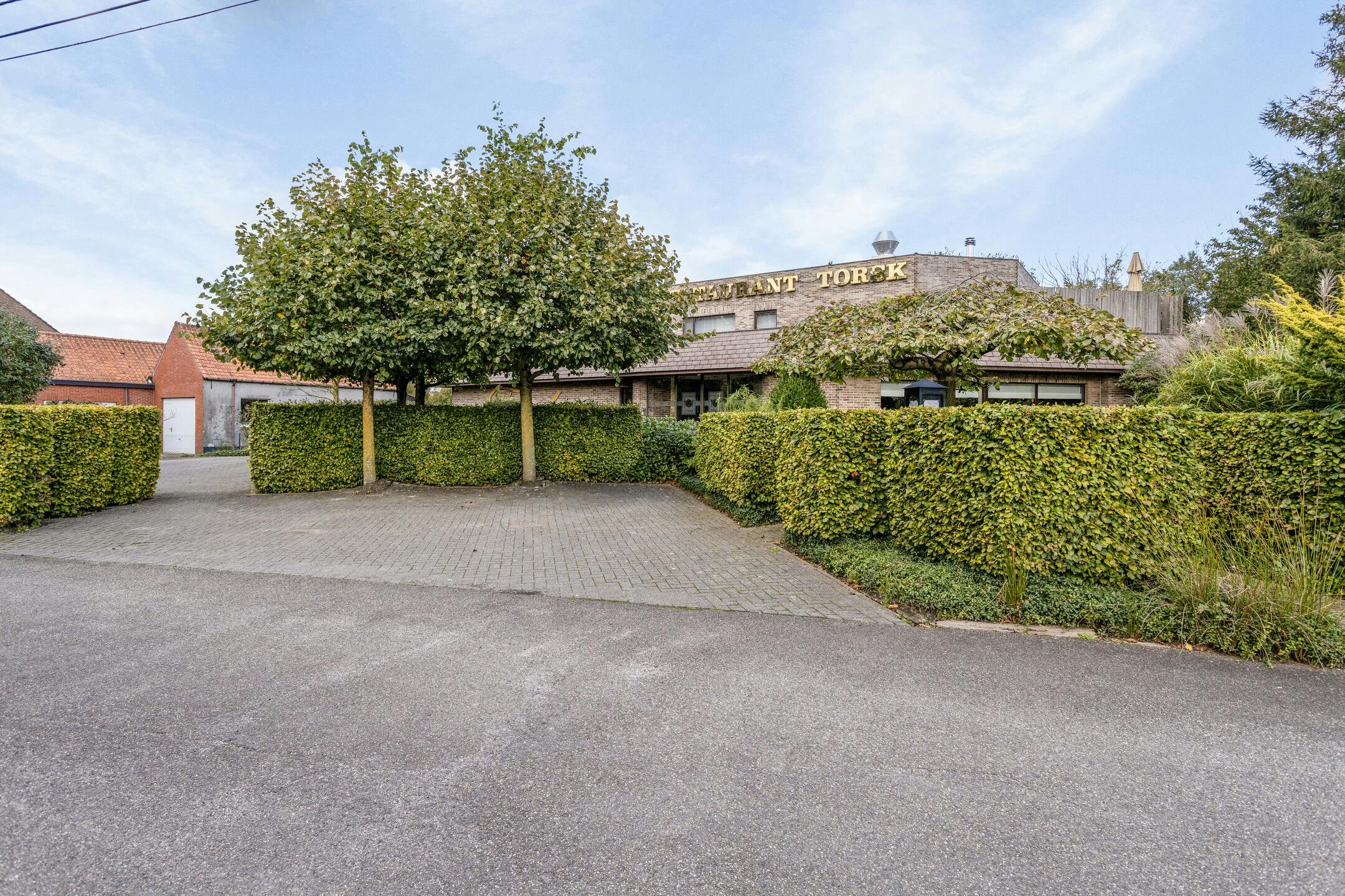 Polyvalent gebouw met woning te koop te Brecht! foto 3