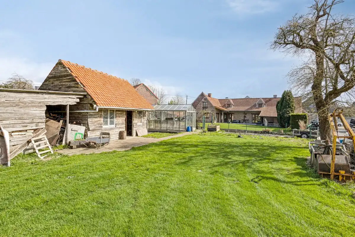 Zeer ruime landelijke woning met atelier en garages foto 14