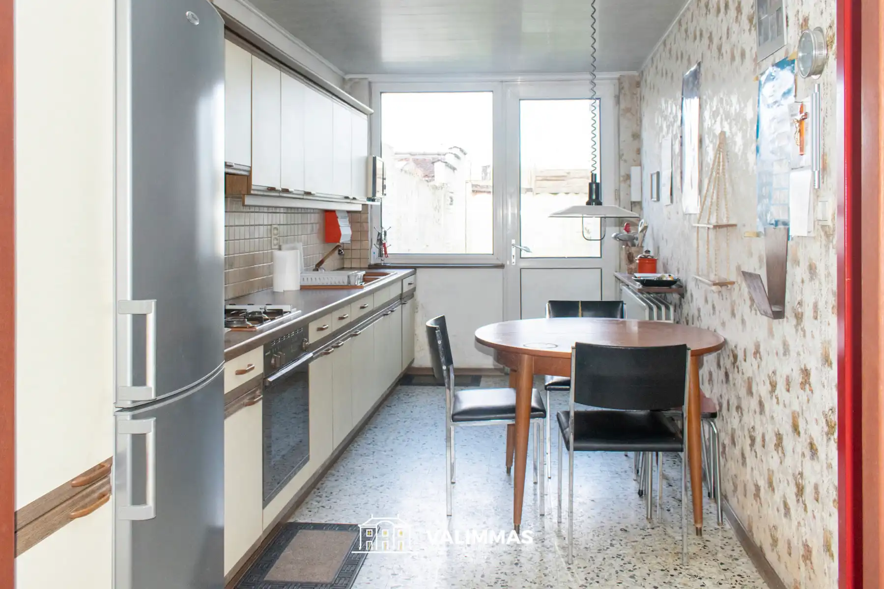 Degelijke, maar nog op te knappen rijwoning met tuin... foto 7