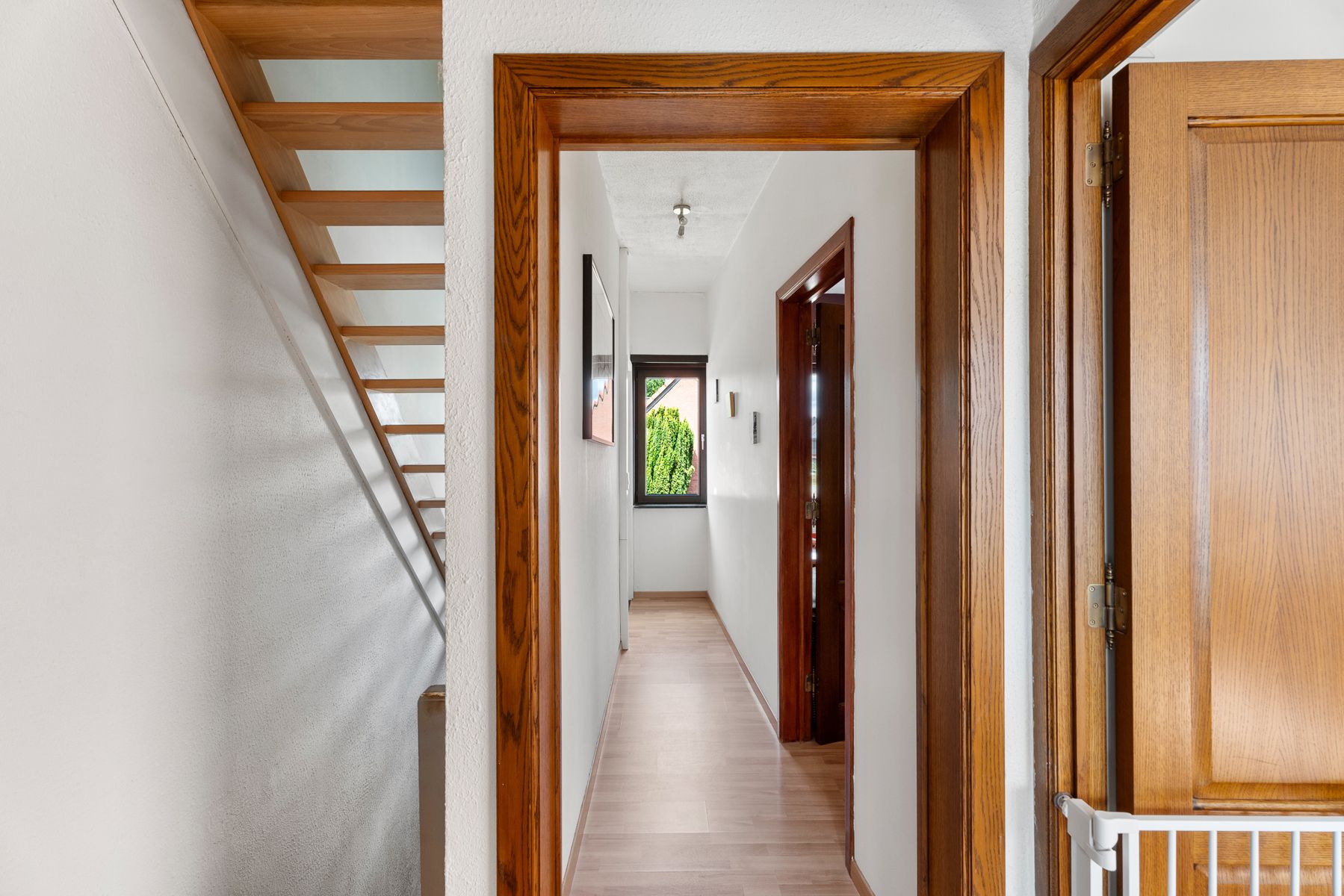 Lichtrijke woning met ruime indeling en sterk potentieel foto 14