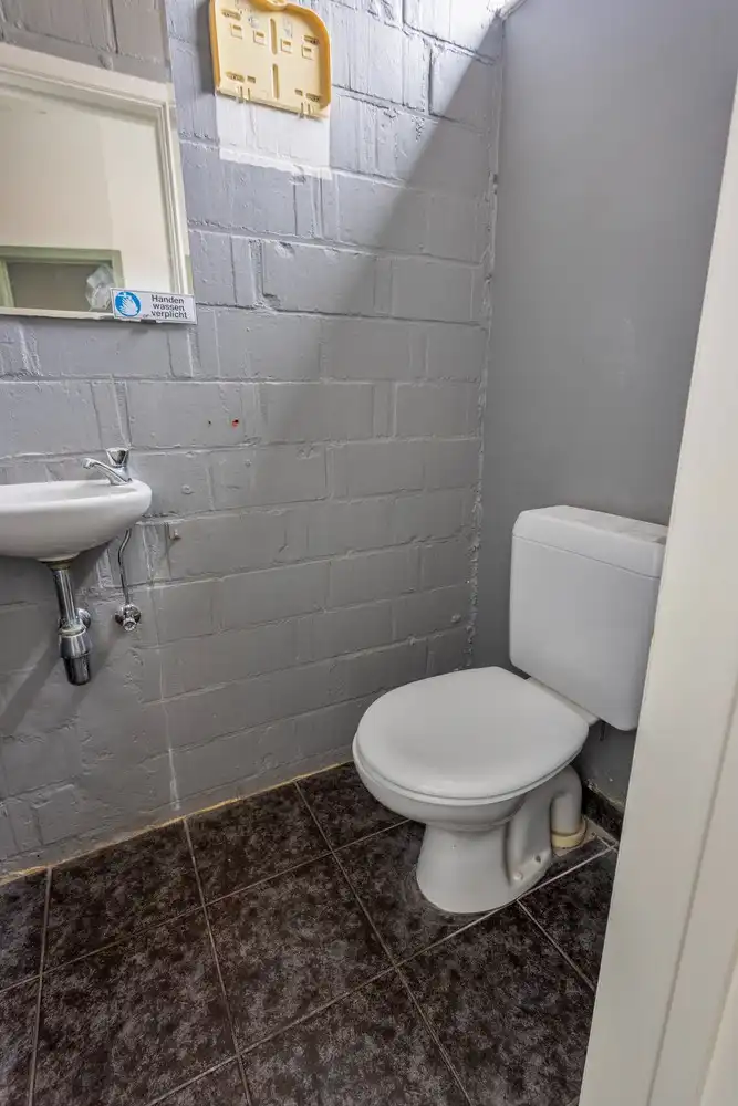 Instapklaar handelspand mét huurder op toplocatie in centrum Lanaken foto 25