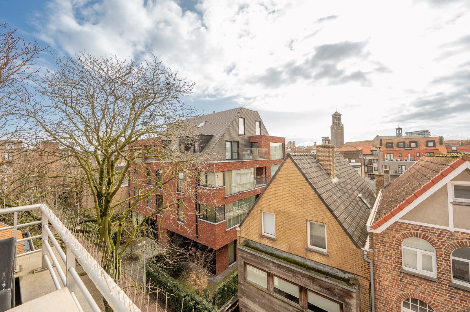 Volledig gerenoveerde duplex penthouse met 3 volwaardige slaapkamers in het centrum van Knokke. foto 6
