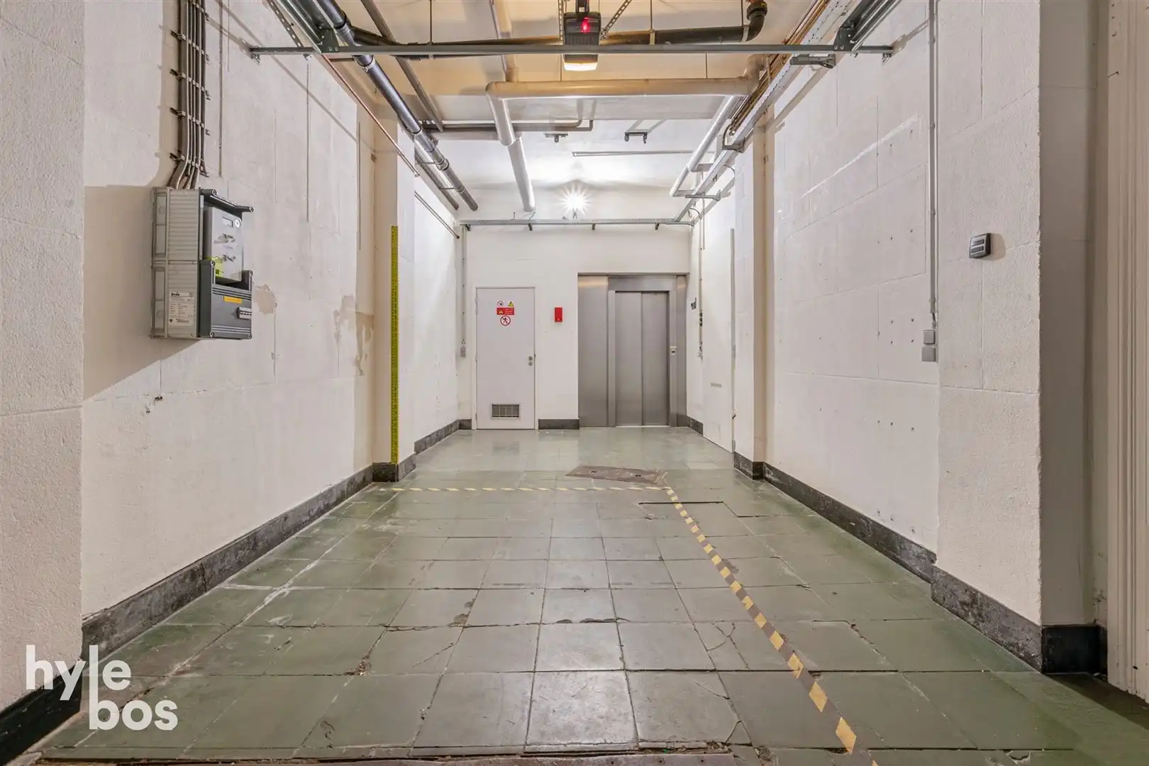 Ruim bovenhuis met groot magazijn in het centrum van de stad foto 26