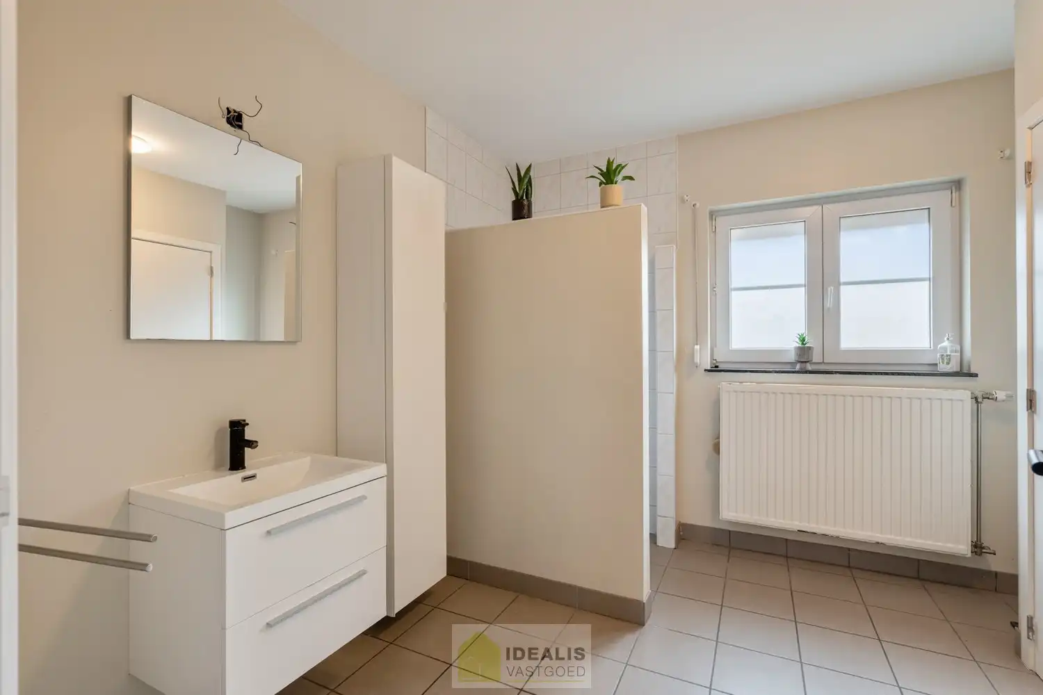 IDEALIS VASTGOED – ZEER RUIME EENGEZINSWONING MET EEN KNAPPE LEEFRUIMTE MET AANSLUITEND OPEN MODERNE KEUKEN, MOMENTEEL 3 SLAAPKAMERS MAAR MOGELIJKHEID TOT 4 SLAAPKAMERS, 2 BADKAMERS, ONDERKELDERD EN VOLLEDIG AANGELEGD MET EEN KNAPPE TUIN EN HEERLIJK OVERDEKT TERRAS OP EEN PERCEEL VAN 5A 63CA! Deze ruime gezinswoning omvat +- 215m² netto bewoonbare oppervlakte met een aangename woonkamer bestaande uit zit-en eetgedeelte, een open moderne keuken, 3 slaapkamers maar mogelijkheid tot 4 slaapkamers en 2 badkamers. Een unieke kans voor kandidaten op zoek naar een ééngezinswoning voorzien van alle faciliteiten en comfort op een fijne locatie in een residentiële wijk tussen de centra van Oudsbergen, Bocholt, Bree en Peer! De huidige eigenaars hebben de woning in 2023 grondig gerenoveerd en o.a. voorzien van vloerverwarming, een warmtepompboiler en 2 lucht-luchtsystemen om te koelen en warmen!! foto 32