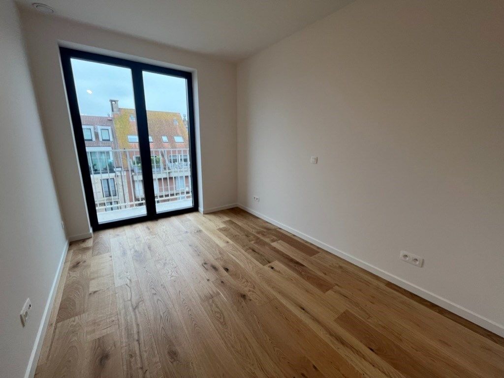 ONGEMEUBELD - Nieuwbouw appartement met 2 slaapkamers gelegen op de Lippenslaan te Knokke (integraal geschilderd). foto 9