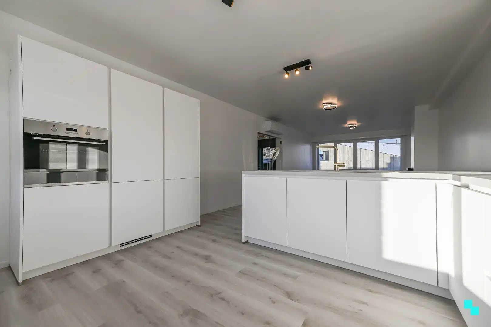 Gerenoveerd appartement met twee slaapkamers in centrum Tielt foto 8