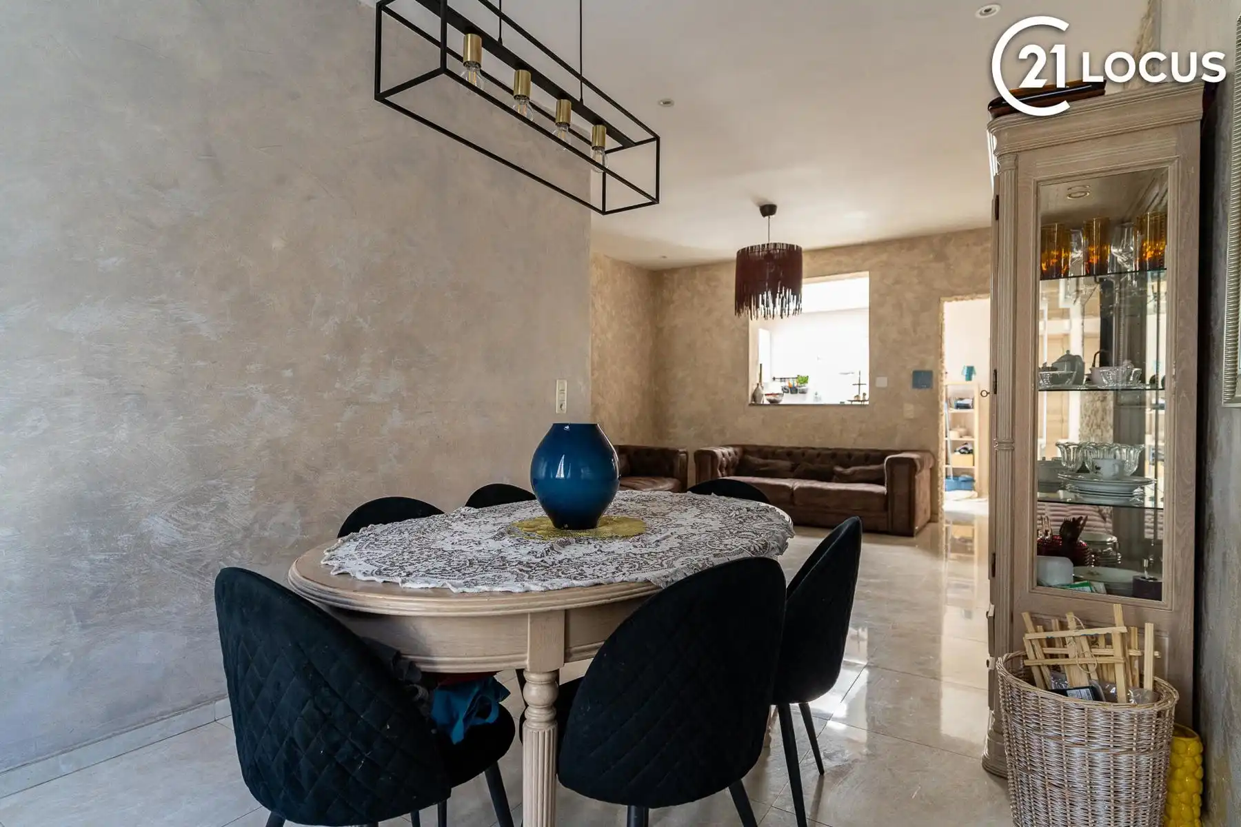 Instapklare gezinswoning met 4 slaapkamers in Zwijndrecht foto 2