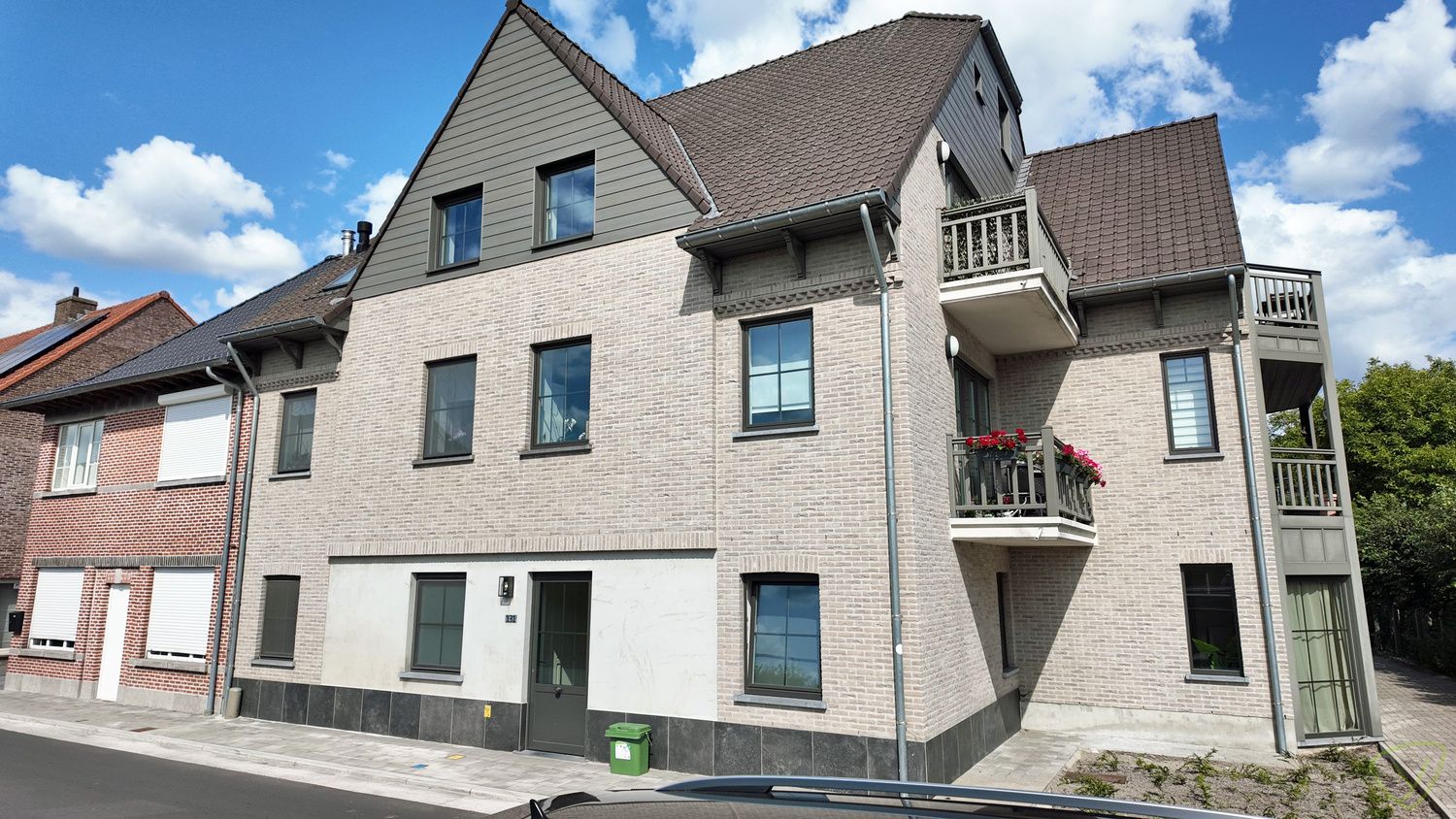 Ruim gelijkvloersappartement in een recente residentie in normandische stijl! foto {{pictureIndex}}