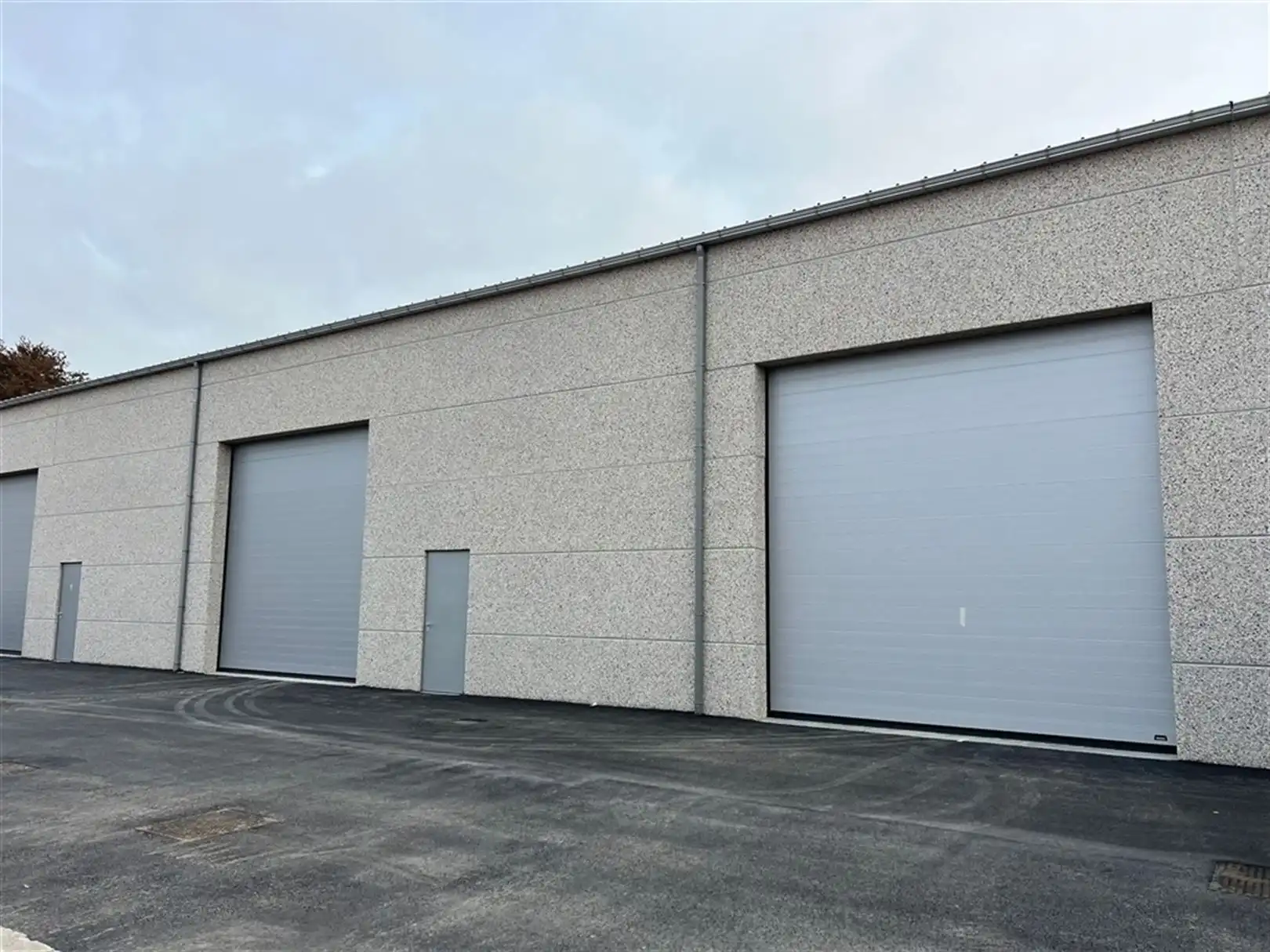 Nieuwbouw KMO units langs de E40 foto 3