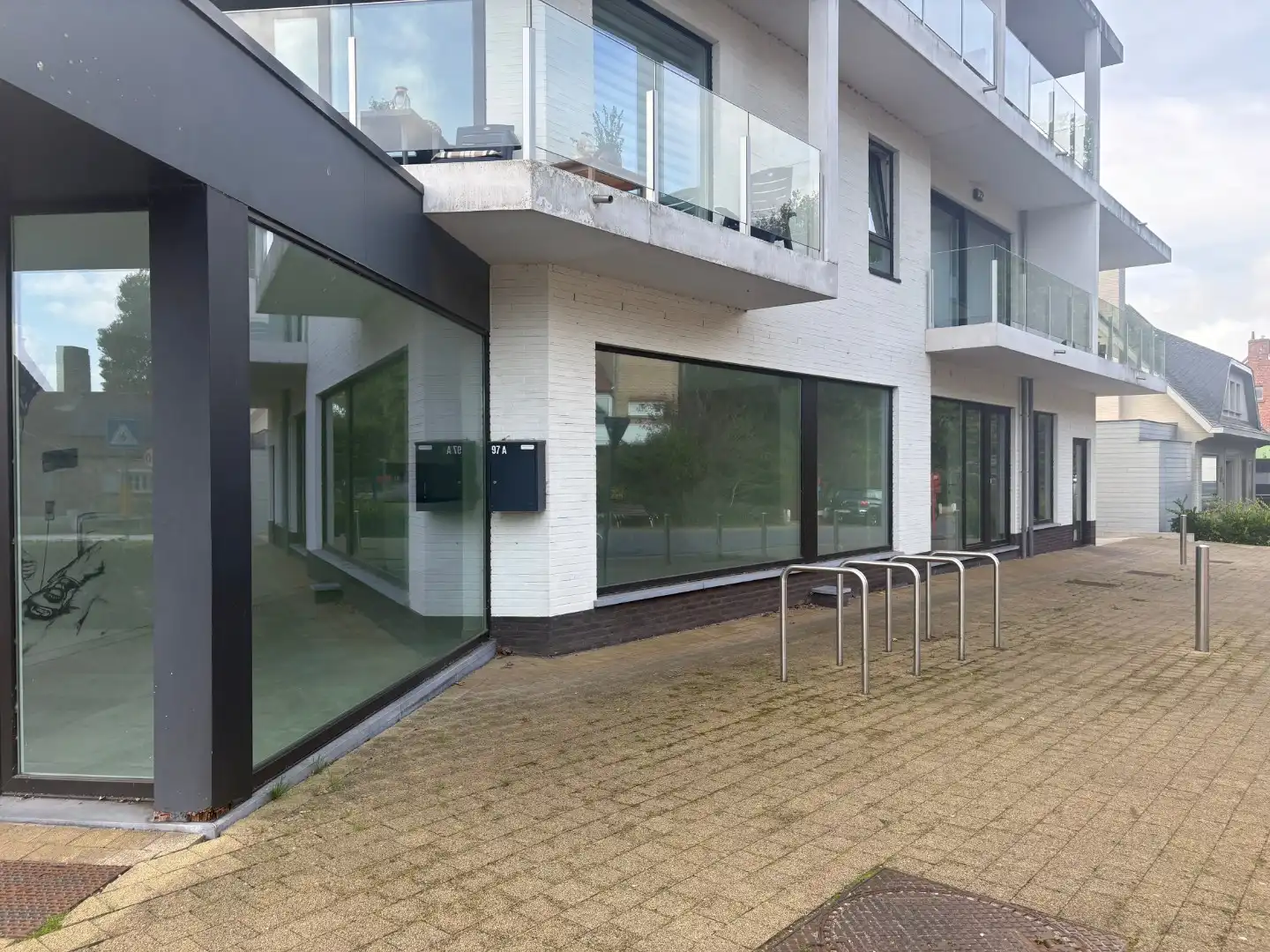 Handelspand met 1 slaapkamerappartement en garage foto 9