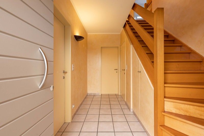 Instapklare halfopen woning met 4 slaapkamers en zonnige tuin TE KOOP in Oostrozebeke! foto 2