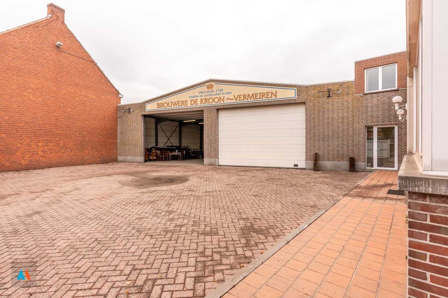 Gezinswoning met ruime loods foto 25