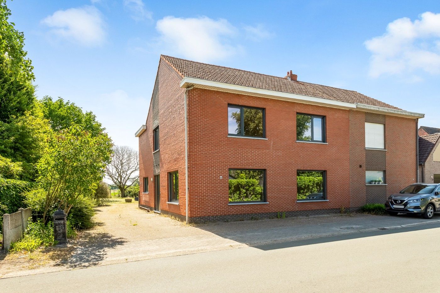 Verrassend ruime, te renoveren HOB met 5 slpk., garage/loods en tuin foto {{pictureIndex}}