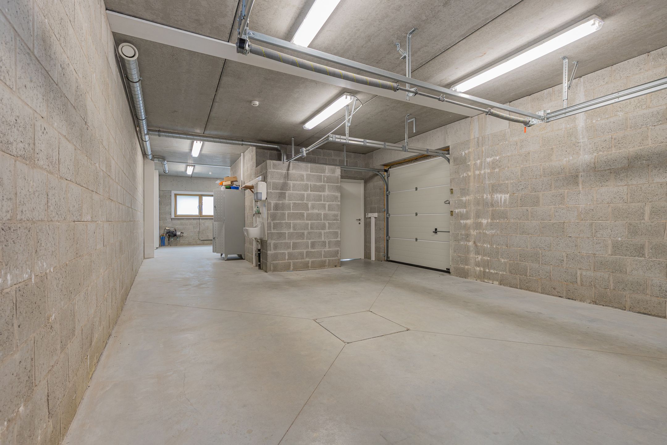 NIEUWERKERKEN - Recent gebouw met magazijn foto 4