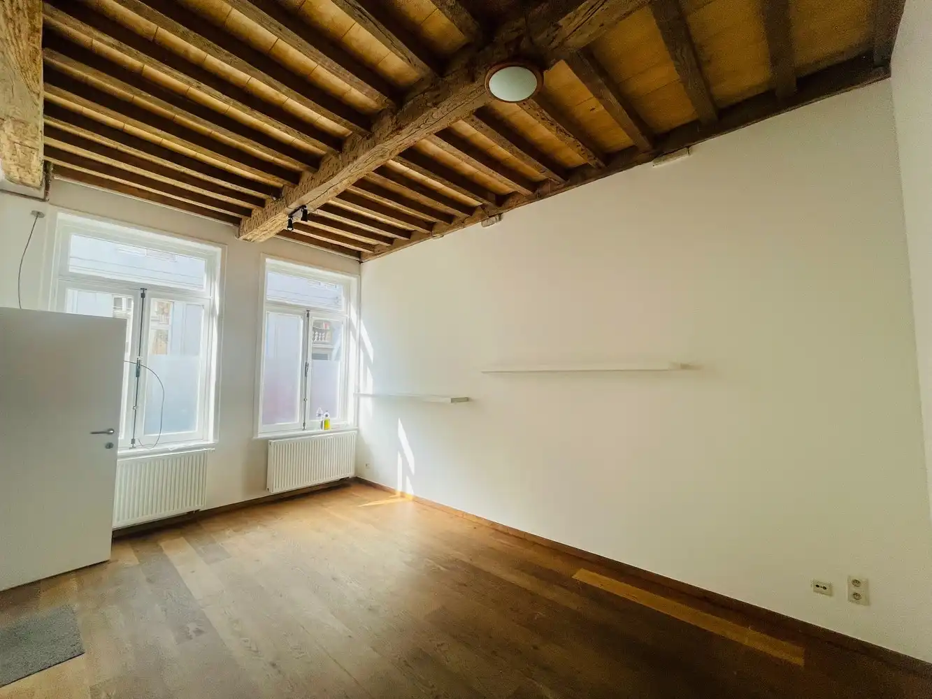 Historisch centrum Brugge.&nbsp; Tussen de Vismarkt en de Coupure.&nbsp; Prachtige, AUTHENTIEK GERENOVEERDE BURGERWONING met 4 SLAAPKAMERS, badkamer met ligbad en douchekamer + STADSPATIO. foto 2