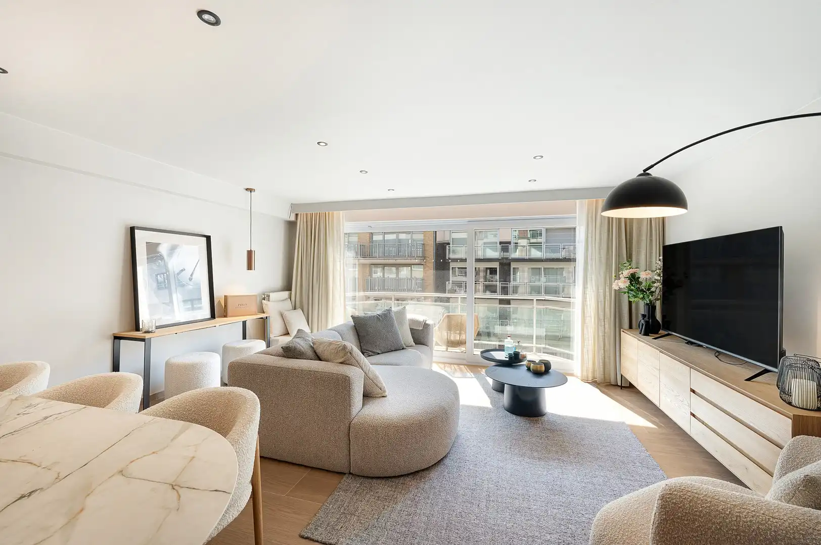 Ruim 2-slaapkamerappartement met twee terrassen nabij de zee. foto 3