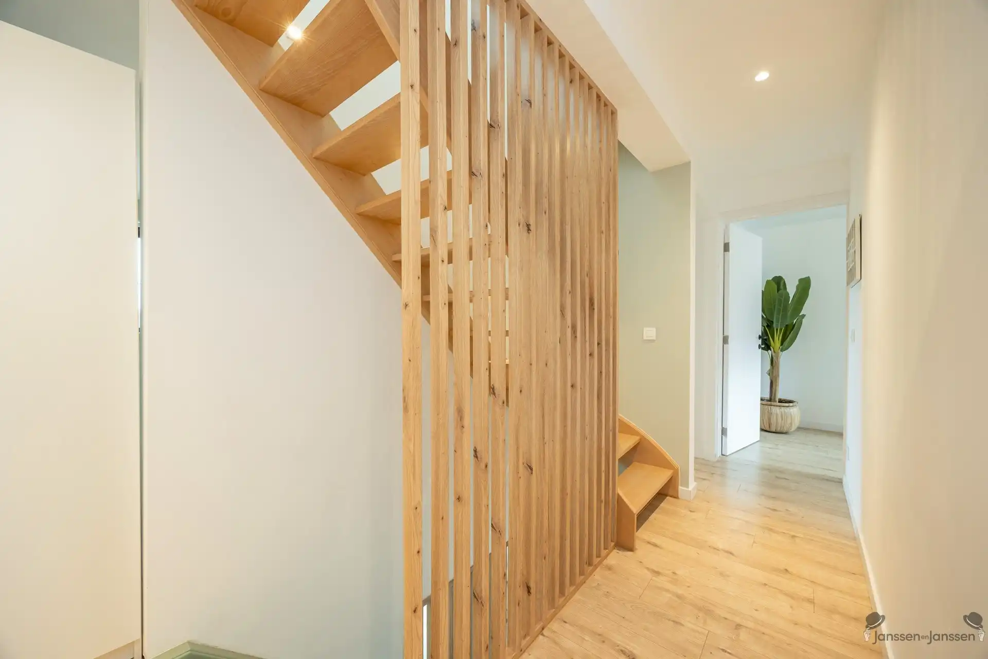Instapklare, energiezuinige & volledig vernieuwde rijwoning foto 10