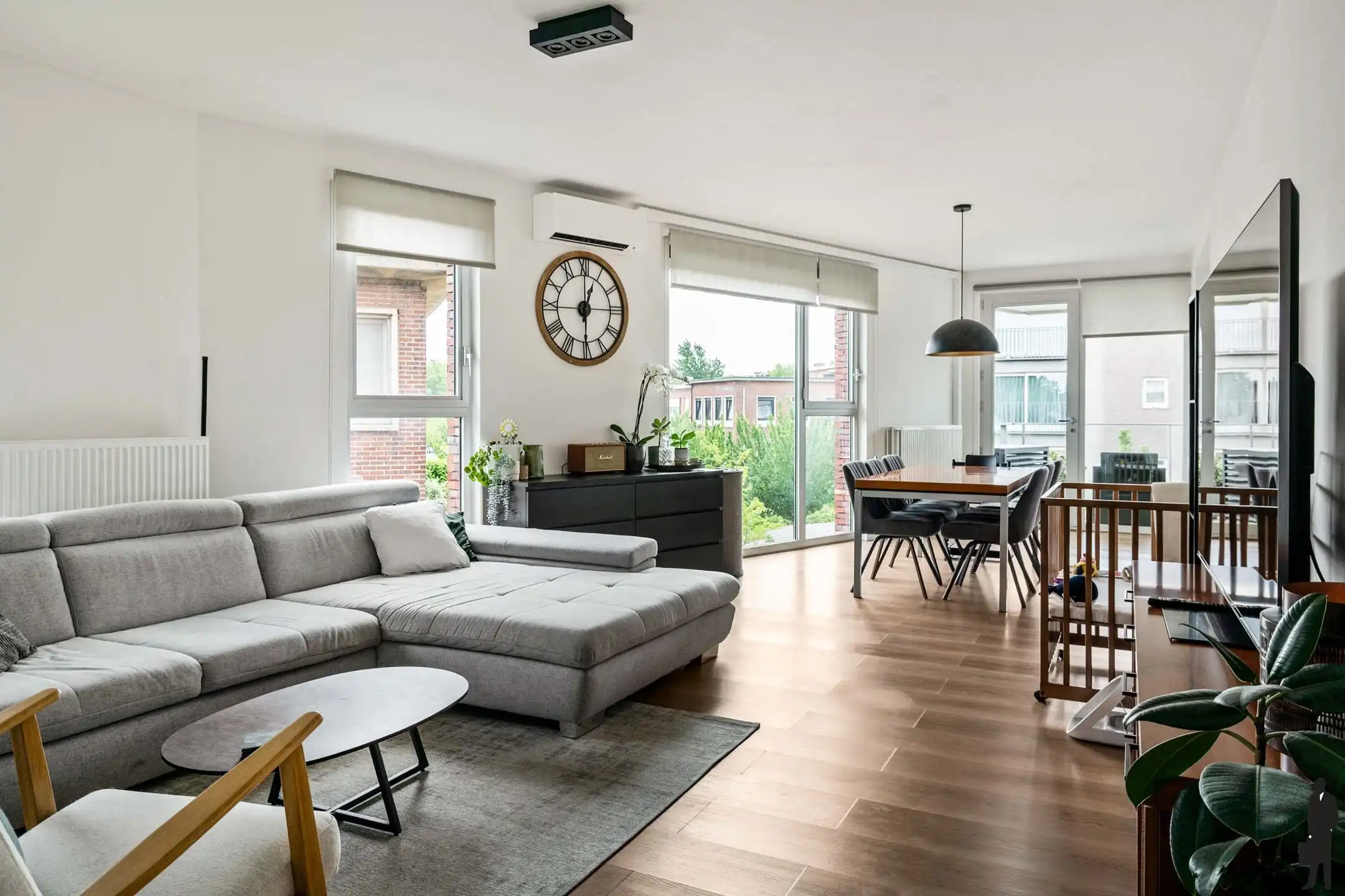 Instapklaar appartement met 2 slpks, terras en staanplaats foto {{pictureIndex}}