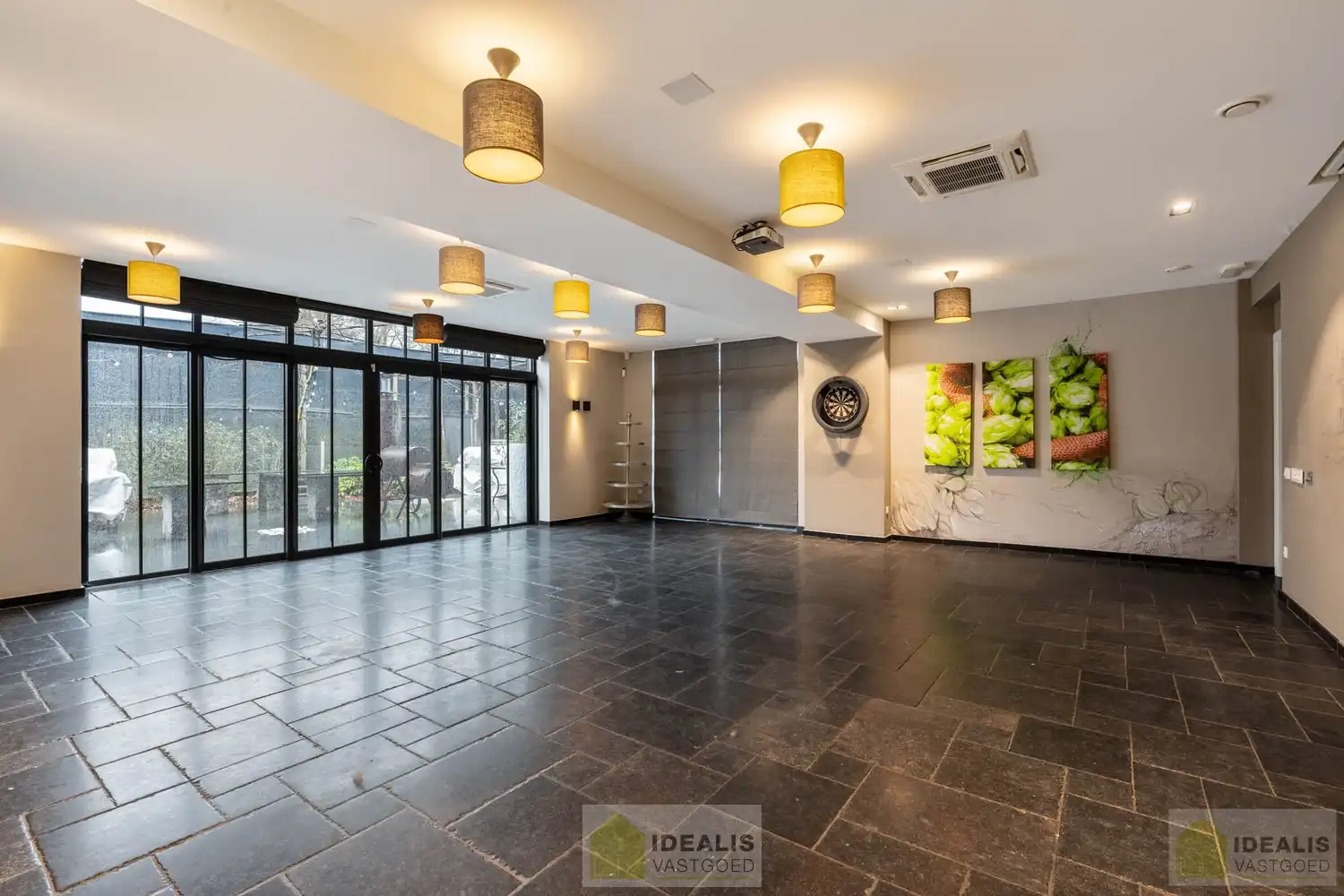 IDEALIS VASTGOED - “Het Brouwershof”, een prachtig pand met een rijke geschiedenis gelegen op het Itterplein op een unieke locatie!! Dit handelspand, een voormalige brasserie, omvat maar liefst ca.420m² bruikbare oppervlakte en is momenteel ingericht als horecazaak met een ruime brasserie met knappe bar, aansluitend volledig uitgeruste keuken, achterliggend een grote feestzaal en een ruim afgesloten terras met overdekte lounge. Uiterst geschikt voor kandidaten op zoek naar een handelspand met verschillende mogelijkheden op een toplocatie midden in hartje Opitter, Bree! foto 17