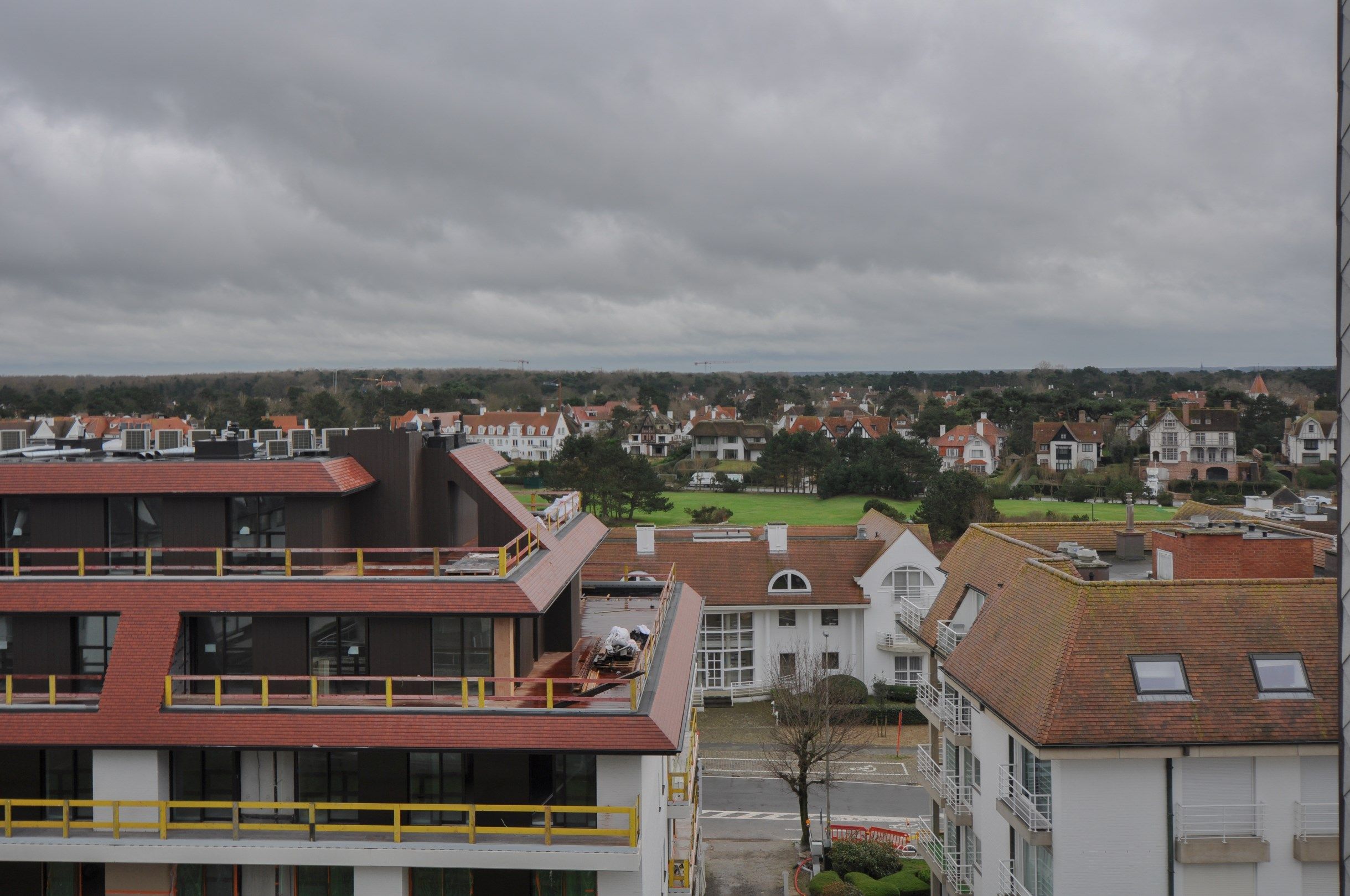 Luxueus volledig gerenoveerd appartement met een weids uitzicht gelegen in het Zoute. foto 3