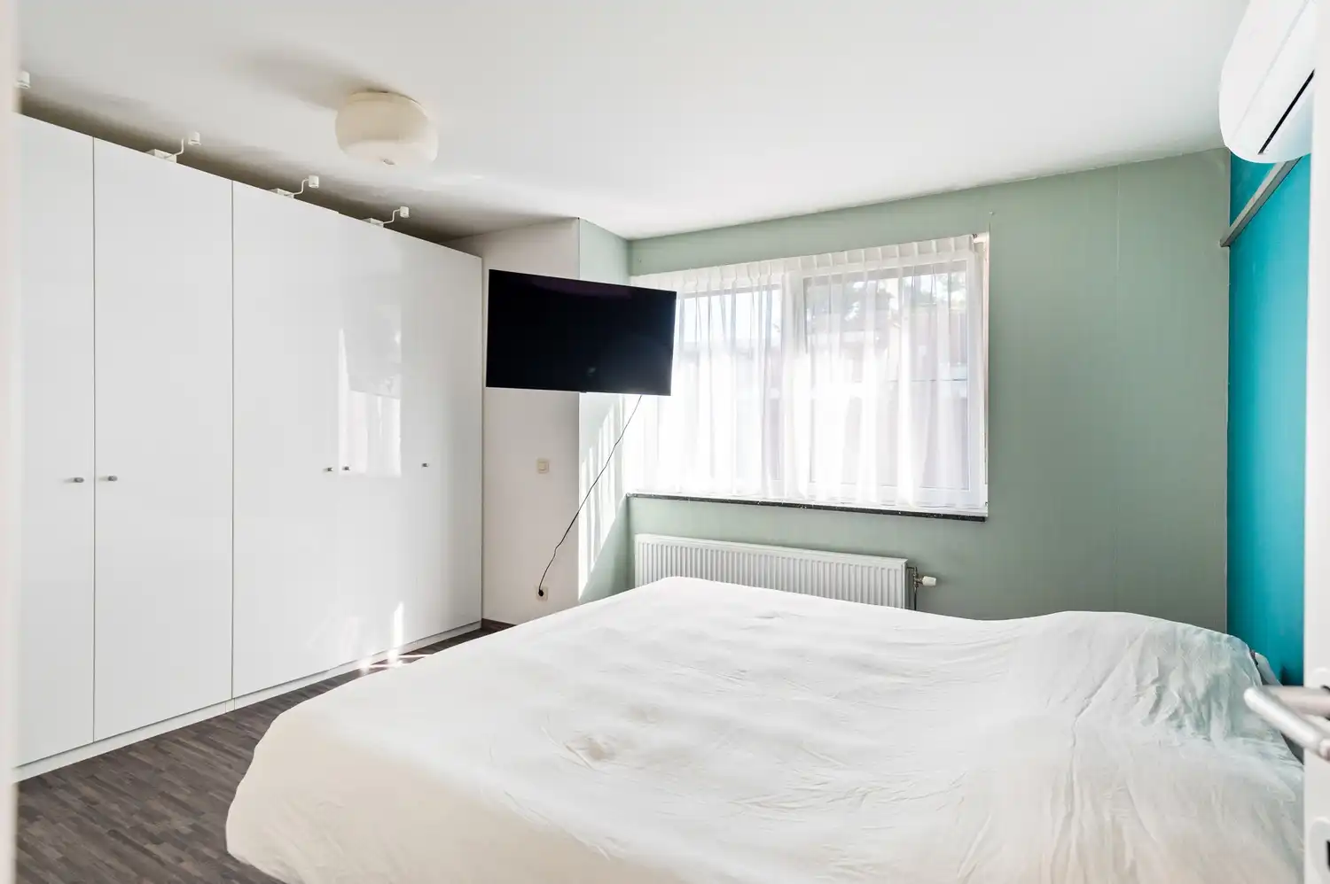 Halfopen huis met 4 slaapkamers, tuin en garage foto 10