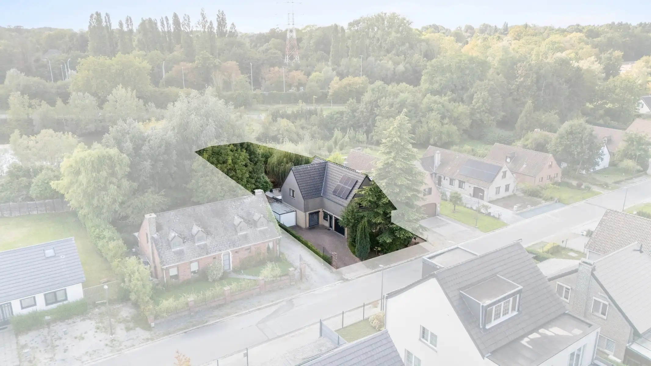 Gezinswoning met 4 slaapkamers, 2 badkamers in rustige wijk foto {{pictureIndex}}