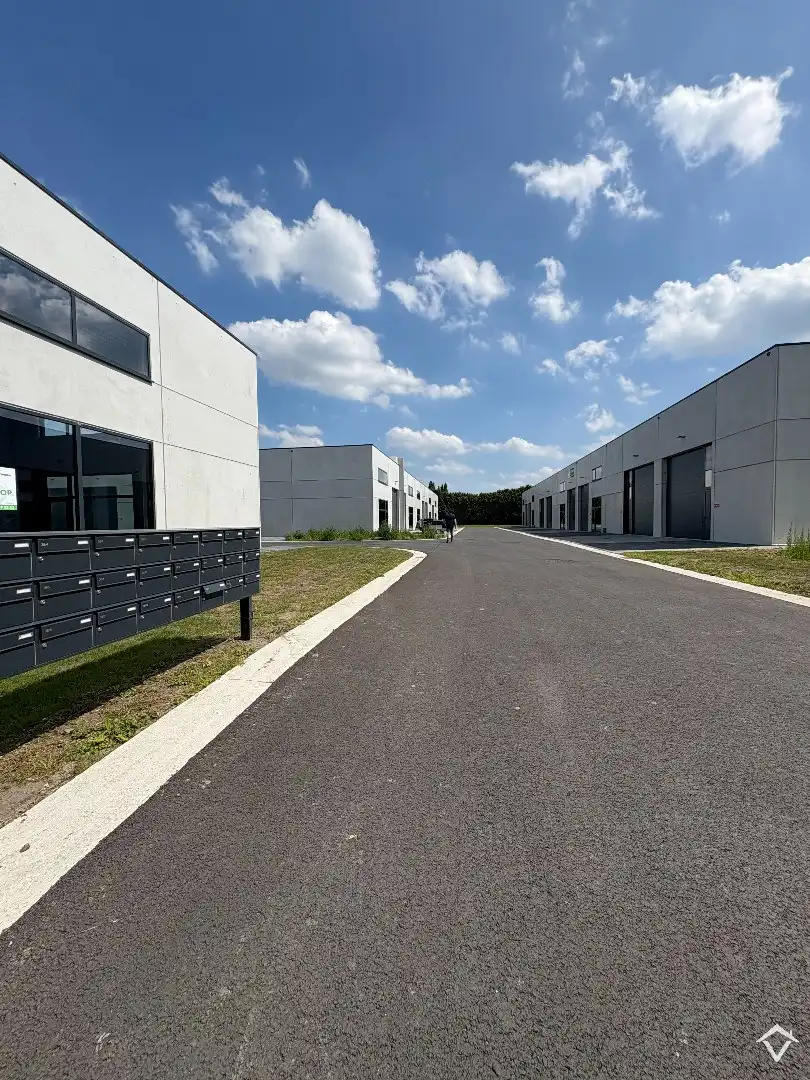 Loods te koop – 246 m² met 2 parkeerplaatsen inbegrepen op de industriezone te Ichtegem foto 5