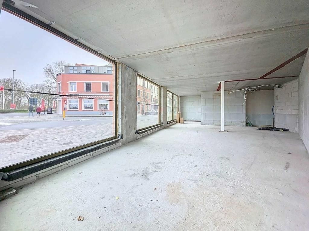 Dit handelspand (97 m²), gelegen aan de kaai van Nieuwpoort-Stad, biedt een veelzijdige opportuniteit foto 2