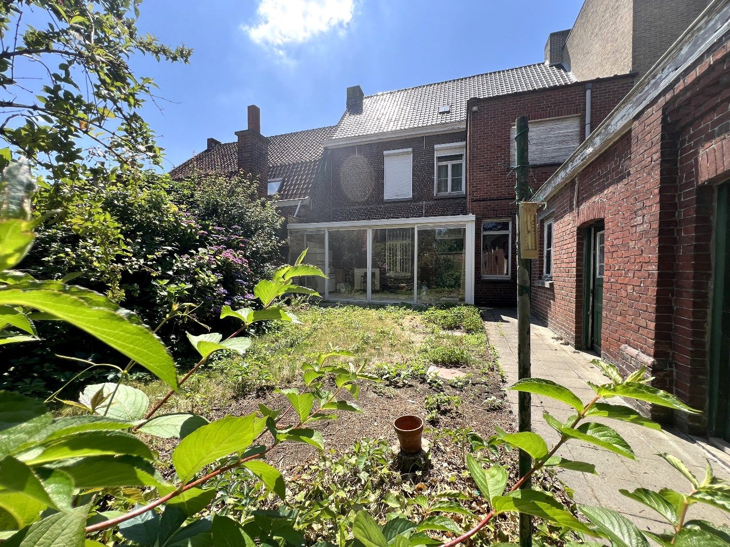 Hoofdfoto van de publicatie: Karaktervolle burgerwoning met 3 slaapkamers, 2 garages en een mooi stukje tuin te koop in Rollegem