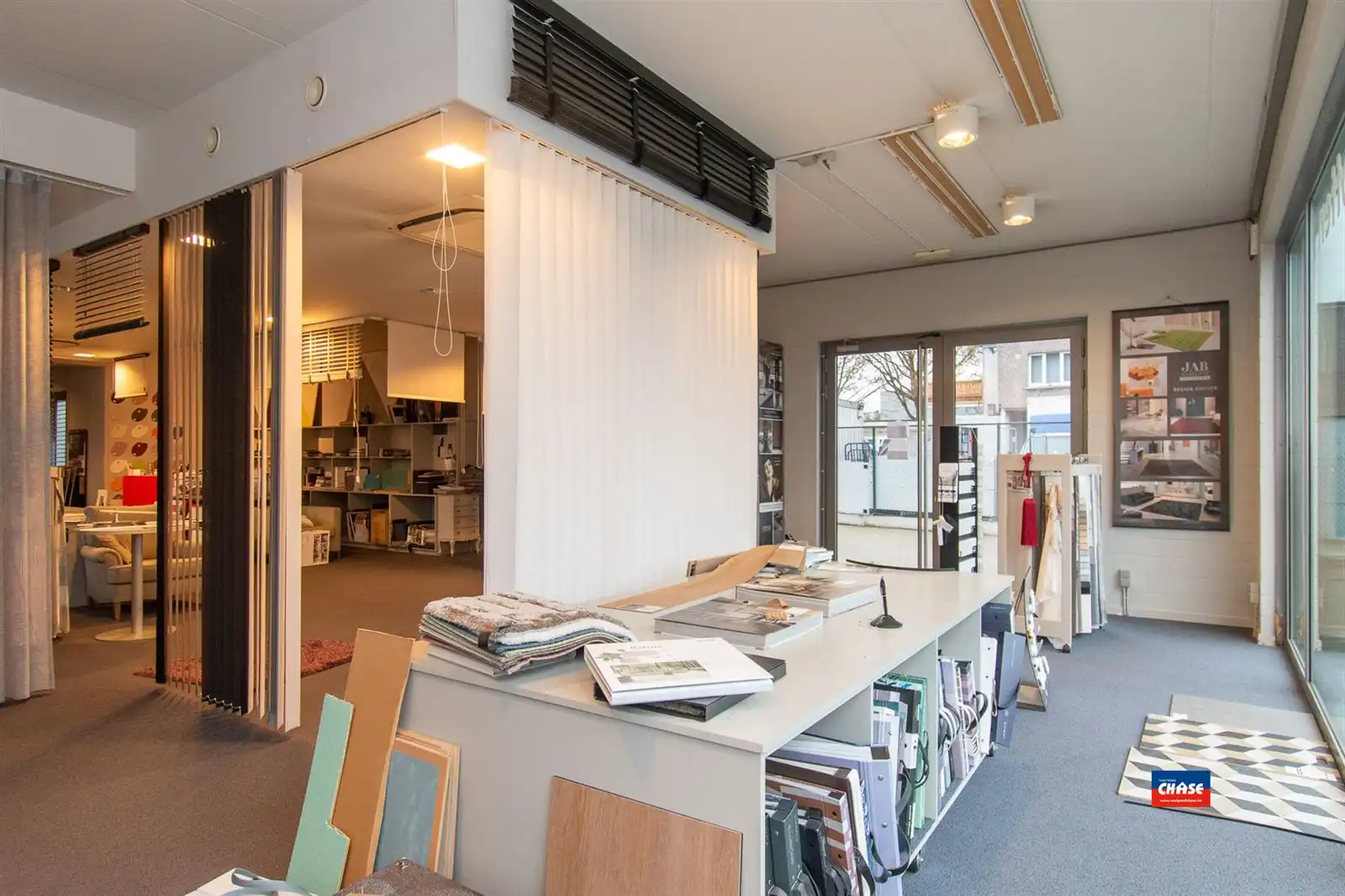 Gemengd gebouw met winkel, 2 appartementen, kantoor en magazijnruimte foto 6