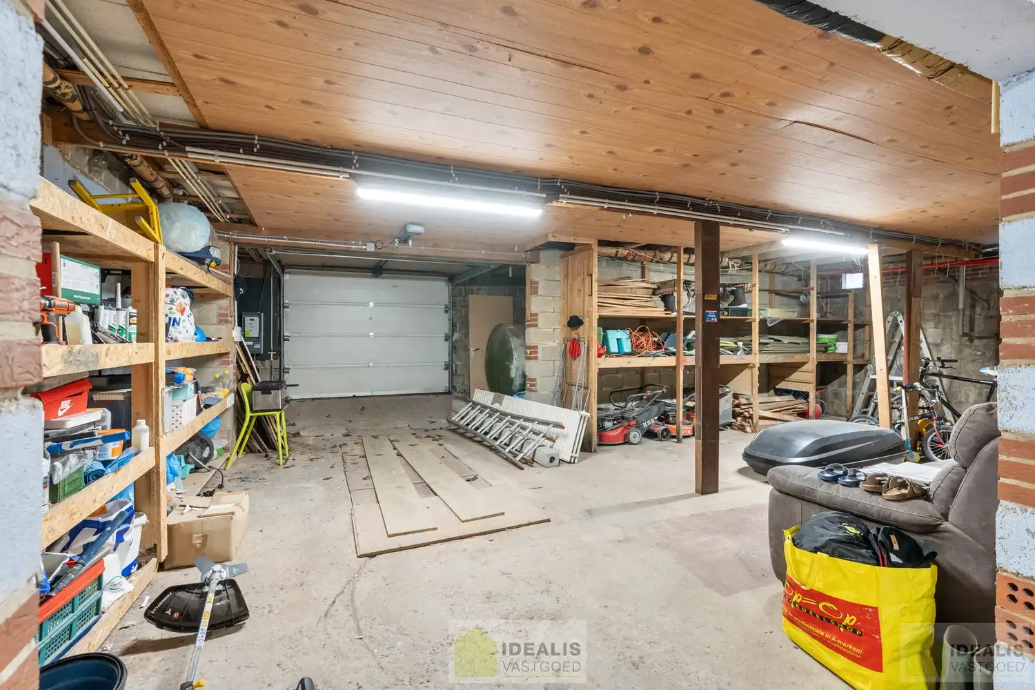 INSTAPKLARE GERENOVEERDE BUNGALOW MET LICHTRIJKE LEEFRUIMTE EN AANSLUITEND ZEER RUIME MODERNE KEUKEN, BADKAMER, VERANDA EN 3 GOEDE SLAAPKAMERS OP EEN KNAP PERCEEL VAN 9A 48A. DAARNAAST IS DE WONING VOLLEDIG ONDERKELDERD! Deze goed ingedeelde woning omvat +-145m² bewoonbare oppervlakte verdeeld over een lichtrijke woonkamer met aansluitend een zeer ruime moderne keuken, badkamer, veranda, 3 goede slaapkamers en tevens is de woning volledig onderkelderd. De woning is gelegen op een aangenaam perceel van 9a 48ca vlakbij het centrum van Bree, op fietsafstand van winkels, horeca en scholen,… Zeer geschikt voor kandidaten op zoek naar een gerenoveerde woning die ruimte en rust biedt doch dicht bij allerlei faciliteiten is gelegen. foto 21