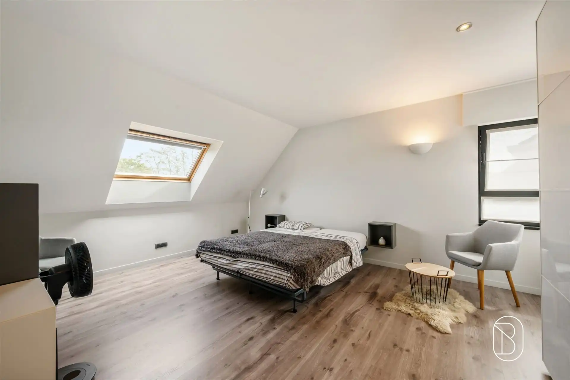 Instapklare woning met zwembad en bijgebouw foto 21