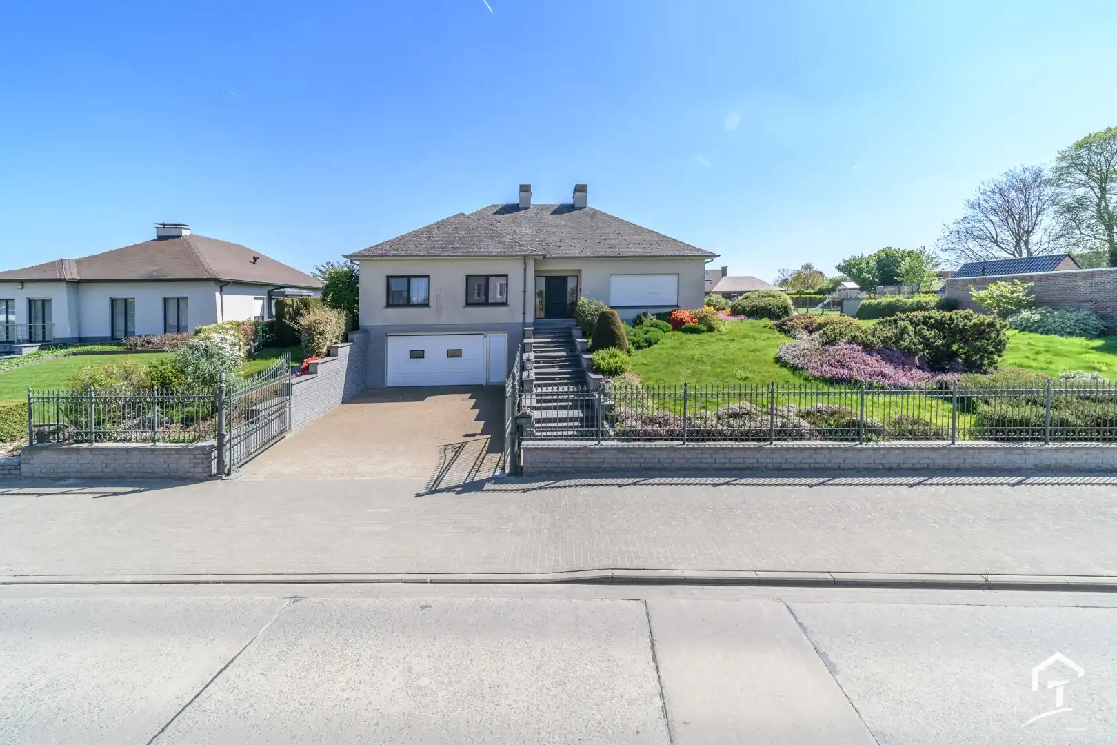 Hoofdfoto van de publicatie: Gezinswoning met ruime garage/werkruimte op centrale locatie te Mere